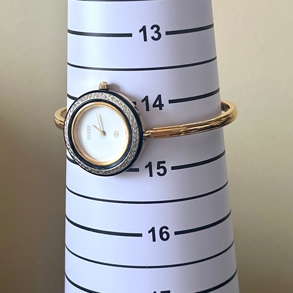 Gucci Women's Watch with Interchangeable Color Bezels - Picture 8 of 8